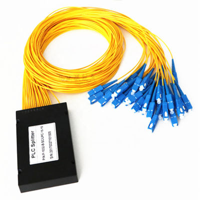 PLC 1 × 32 Fiber Optic Splitter วัสดุ ABS ตัวเชื่อมต่อ SC เส้นผ่าศูนย์กลาง 3.0mm เส้นใยแก้ว G657A1 สีเหลือง